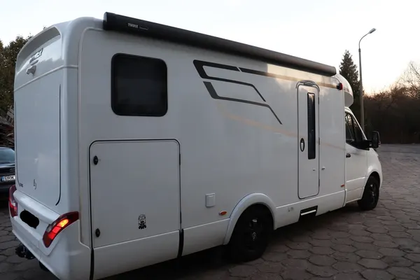 Mercedes Sprinter Hymer - montaż haka holowniczego, ujęcie 09