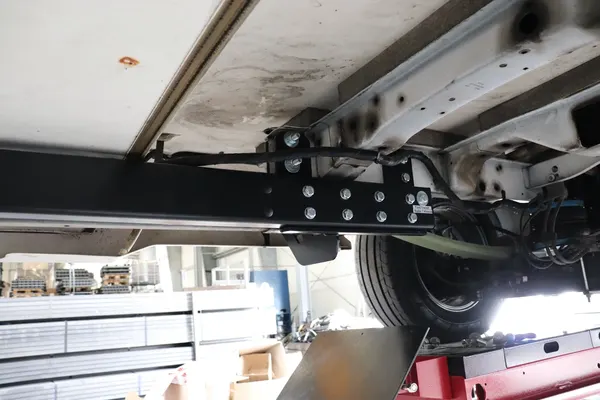 Ford Transit Kronos - montaż haka holowniczego, ujęcie 01